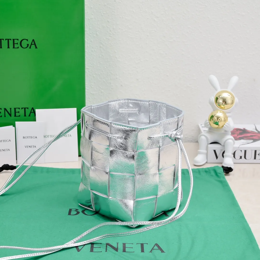 Batch 1460 large size/sterling silver 🔻Bottega veneta* new woven small bucket bag latest series# The square bag shape is matched with classic woven elements, drawstring design, minimalism, and has a particularly large capacity. Every color is beautiful, it is simple but has a cool style, both men and women can control it, and the upper body is fashionable and classy! Style number: 6612# Large size; 18*14*14cm